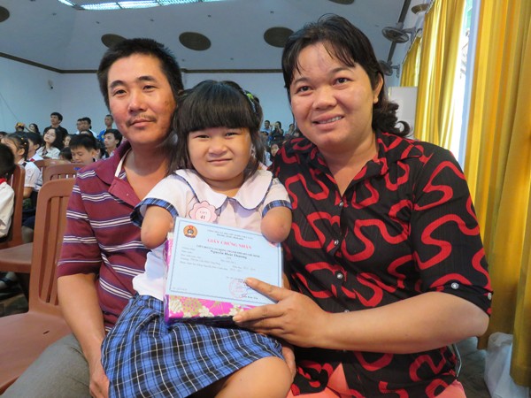 181 học sinh nghèo hiếu học được trao học bổng Nguyễn Đức Cảnh  - ảnh 1